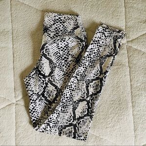 balance athletica kingdom collection - ascend pant in ‘python’ - small